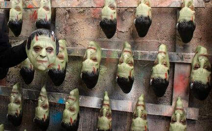 Fábrica en Puebla crea miles de máscaras para el Día de Muertos y Halloween