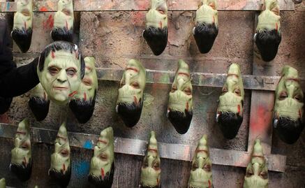 Fábrica en Puebla crea miles de máscaras para el Día de Muertos y Halloween