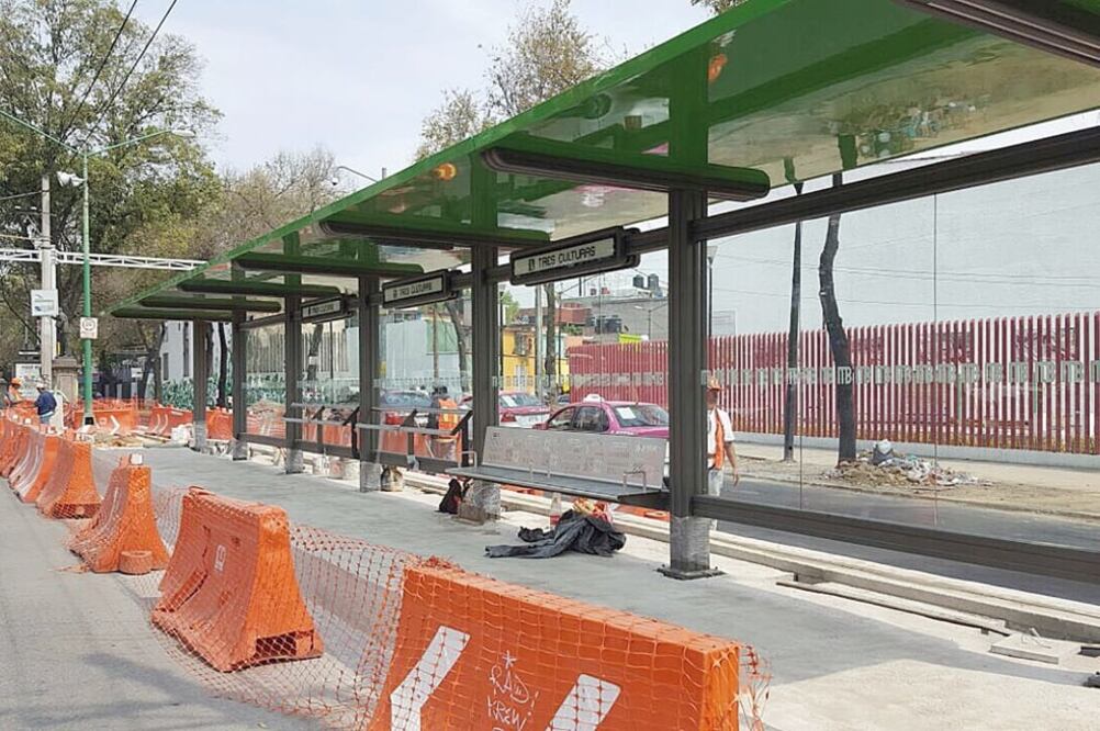 A unos pasos de la parada, ya está colocado el señalamiento con el el nombre de la estación, además se trabaja en la rampa de acceso para personas con discapacidad. (SANDRA HERNÁNDEZ. EL UNIVERSAL)