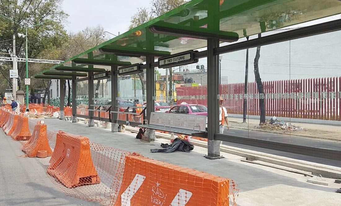 A unos pasos de la parada, ya está colocado el señalamiento con el el nombre de la estación, además se trabaja en la rampa de acceso para personas con discapacidad. (SANDRA HERNÁNDEZ. EL UNIVERSAL)