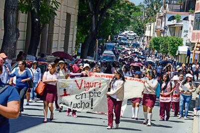 Normalistas protestan; exigen becas y materiales 