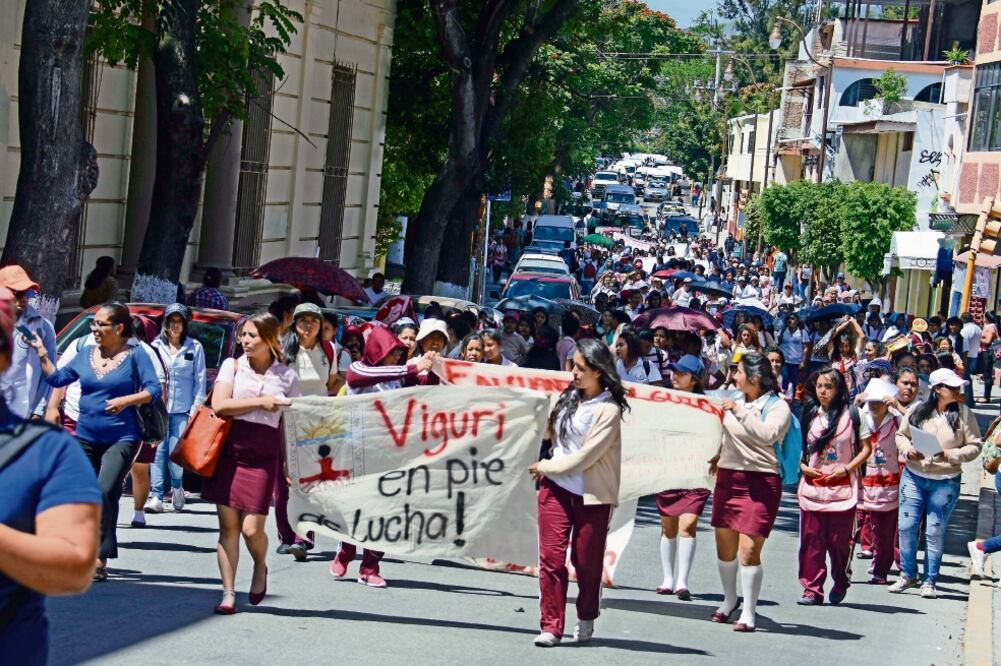 Los normalistas marcharon ayer en exigencias de sus becas y en contra de la reforma educativa en la entidad (JOSÉ HERNÁNDEZ. EL UNIVERSAL)