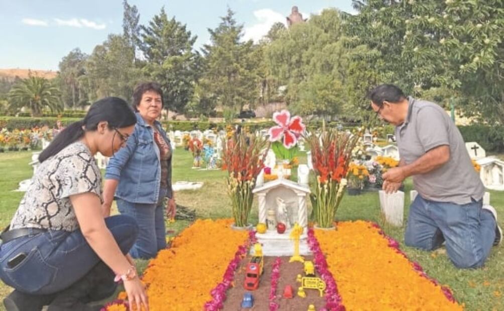 Familias adelantan visita a sus difuntos