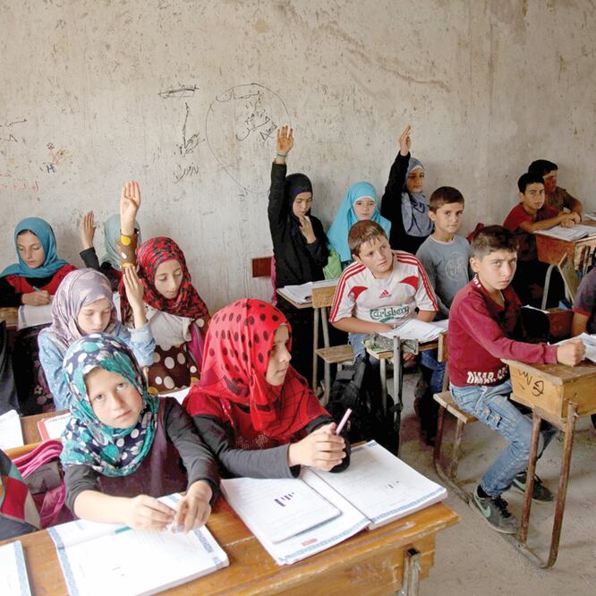 Niños sirios, en una escuela de Harim, en la provincia de Idlib. (AMER ALHAMWE. AFP)