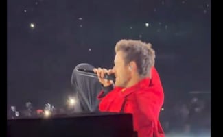 Harry Styles resbala y cae durante concierto; transforma el incidente en parte del espectáculo