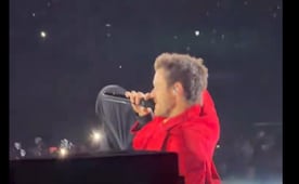 Harry Styles resbala y cae durante concierto; transforma el incidente en parte del espectáculo