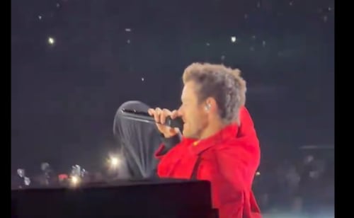 Harry Styles resbala y cae durante concierto; transforma el incidente en parte del espectáculo