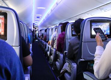 Mujer de 70 años denuncia a borracho que le orinó encima en pleno vuelo