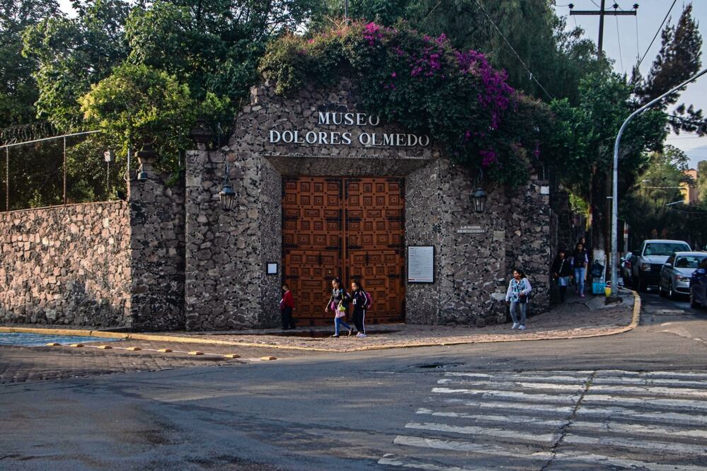 Las puertas del Museo Dolores Olmedo en La Noria, Xochimilco, permanecen cerradas; para los vecinos, sólo queda el recuerdo de sus visitas.
