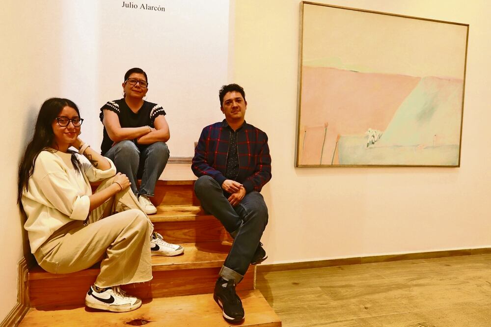 Lucía Peñalosa y Carlos Segoviano, curadores de la exposición de Joy Laville en el Museo de Arte Moderno, junto a Patricia Torres, encargada de la Galería de Arte Mexicano. Foto: Berenice Fregoso / El universal