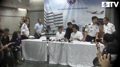 Hallan restos de avión que se estrelló en Papúa