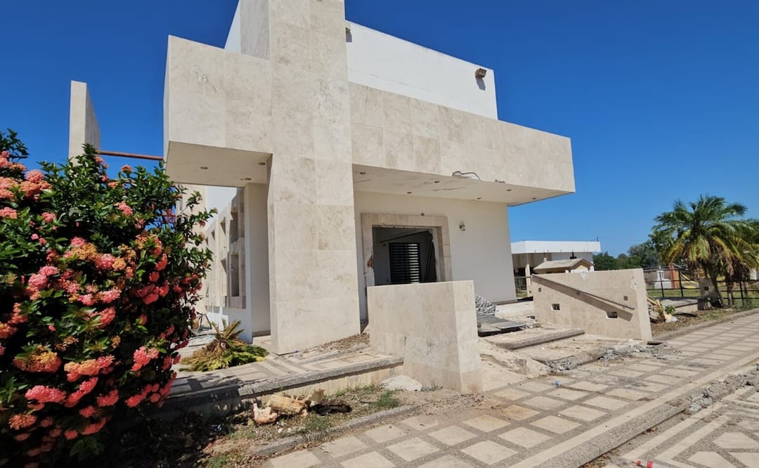 Allanan cripta de la familia Dámaso López en Eldorado, Sinaloa y exhuman restos de su padre y hermano. Foto: Cortesía