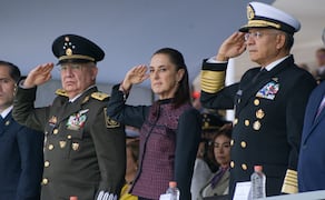 Claudia Sheinbaum, presidenta de México, encabezó el 50 aniversario del Heroico Colegio Militar en Tlalpan. Estuvo acompañada por el Secretario de Defensa Nacional, General Ricardo Trevilla, y otros miembros de su gabinete. Foto: Santiago Cadena/EL UNIVERSAL