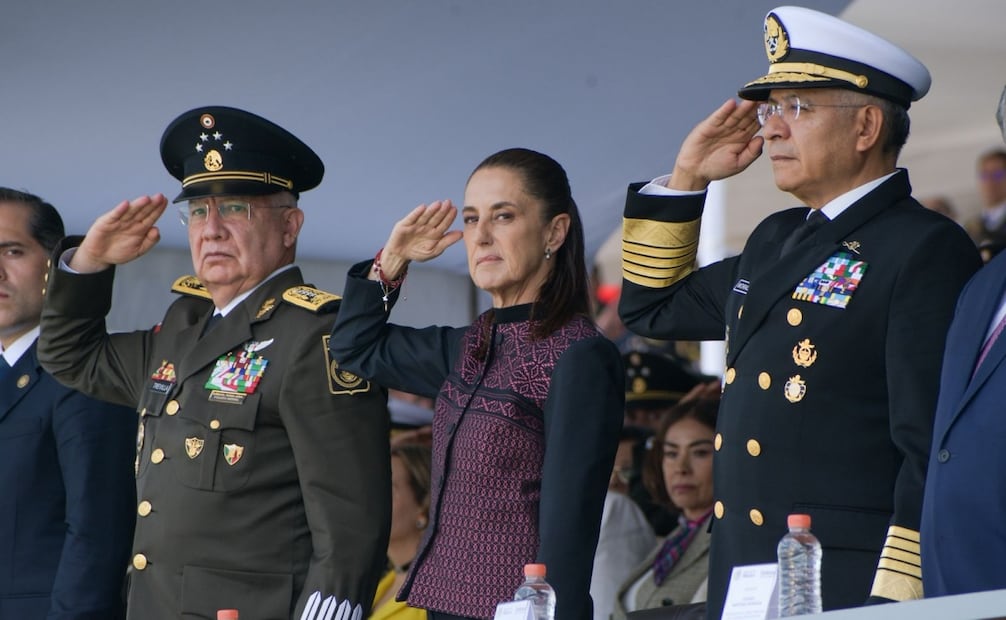Claudia Sheinbaum, presidenta de México, encabezó el 50 aniversario del Heroico Colegio Militar en Tlalpan. Estuvo acompañada por el Secretario de Defensa Nacional, General Ricardo Trevilla, y otros miembros de su gabinete. Foto: Santiago Cadena/EL UNIVERSAL