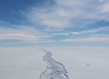 El iceberg gigante A68A se parte casi por la mitad