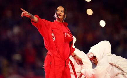 Rihanna sorprende en Medio Tiempo del Super Bowl... sin invitados; ¿anuncia embarazo?