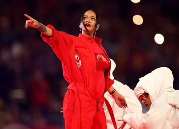 Rihanna sorprende en Medio Tiempo del Super Bowl... sin invitados; ¿anuncia embarazo?