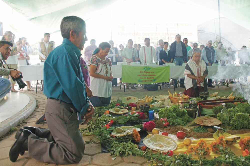 El 12 de octubre se consultó a comunidades zapotecas sobre el uso y cuidado del agua. Antes de los comicios se realizó un ritual en la explanada municipal. Foto: EDWIN HERNÁNDEZ. EL UNIVERSAL