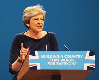 Ministros defienden a Theresa May tras desvelarse complot en su contra