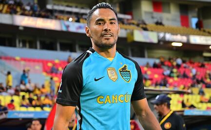'Gallito' Vázquez recibe reconocimiento por su carrera; afición del Cancún FC lo recuerda con cariño