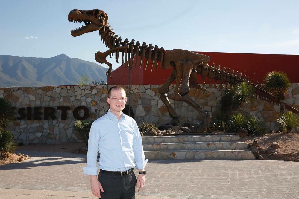 "Los dinosaurios estarán en los museos, ya no en el gobierno", escribió Anaya en Twitter, acompañado de una fotografía suya