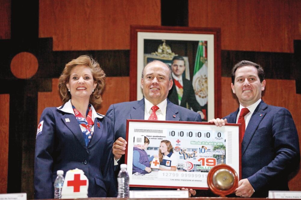Fernado Suinaga, presidente de la CRM, y su esposa, con el director de Lotenal, Pedro Pablo Treviño, al presentar el billete alusivo a la benemérita institución (VALENTE ROSAS. EL UNIVERSAL)