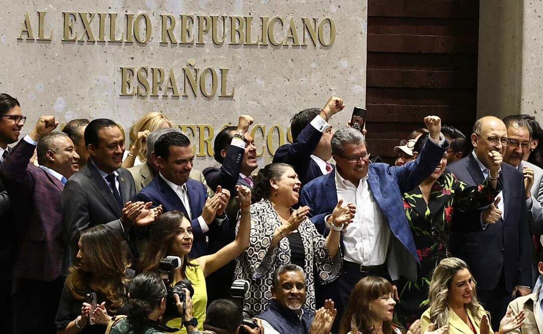 Develan en letras de oro leyenda en favor de la comunidad migrante en la Cámara de Diputados. Foto: Berenice Fregoso/ EL UNIVERSAL