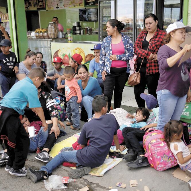 Mexicanos que buscan pedir asilo en Estados Unidos esperan para cruzar hacia ese país desde Ciudad Juárez, Chihuahua. JOSÉ LUIS GONZÁLEZ. REUTERS