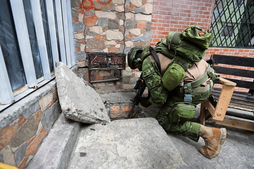 Un soldado al revisar ayer una alcantarilla en el barrio Comité del Pueblo Zona Once en Quito. Foto: José Jácome | EFE