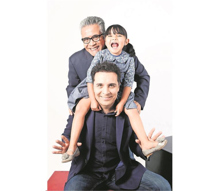 Jaime (de pie), Alejandra y Felipe conforman la primera familia homoparental en México, tras la adopción de la niña (JUAN CARLOS REYES - CRISTOPHER ROGEL BLANQUET EL UNIVERSAL)