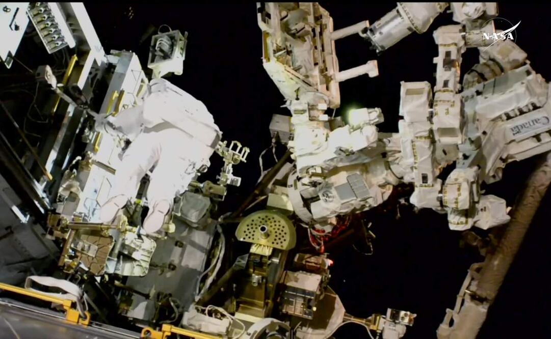 Los astronautas de la NASA Nick Hague y Suni Williams realizaron la primera caminata espacial de 2025 con el fin de hacer labores de mantenimiento a la Estación Espacial Internacional (EEI), entre ellas la reparación del telescopio NICER. Foto: EFE