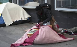 Localizan camión con 58 migrantes dentro en París; investiga la implicación de "red clandestina organizada"
