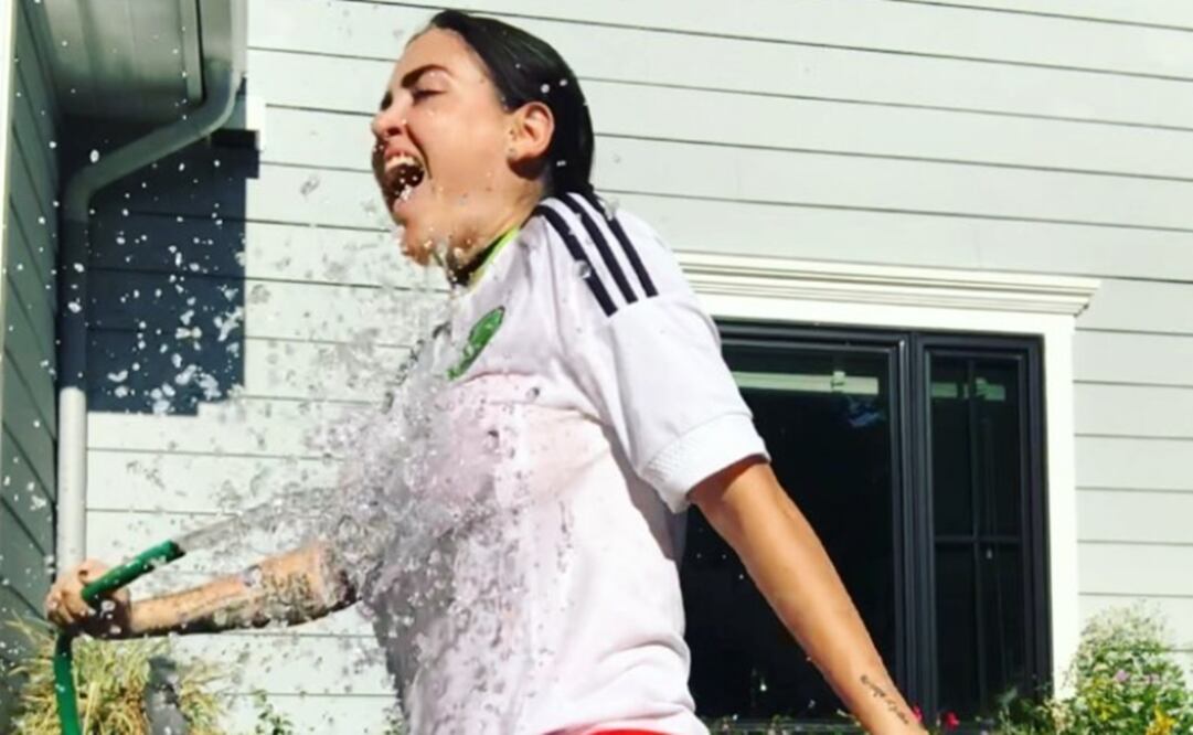 Celia Lora festeja con playera mojada. FOTO: Instagram