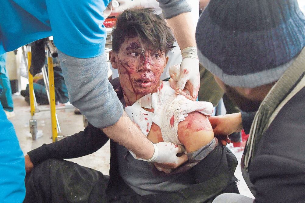 Personal médico atiende a un herido en el hospital de Jamhuriat, tras la explosión, ayer, de una ambulancia cerca del edificio del antiguo Ministerio del Interior, en Kabul. La semana pasada hubo otro ataque contra el hotel Intercontinental. (WAKIL KOHSA)