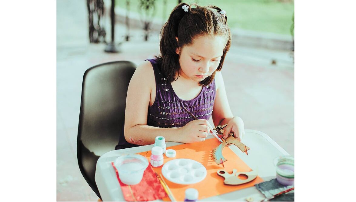 En Anambre a los clientes se les ofrece una figura y un kit de pinturas para que decoren los alebrijes a su gusto. Esto hace que cada creación, aunque se construyen en serie, tenga algo especial. Fotos: CORTESÍA