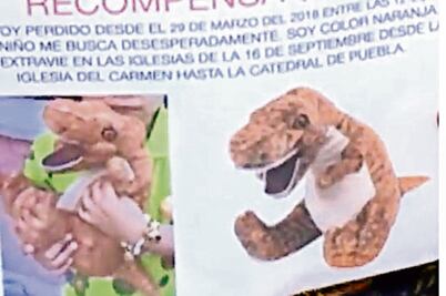 Ayudan a niño que perdió su dinosaurio en Puebla