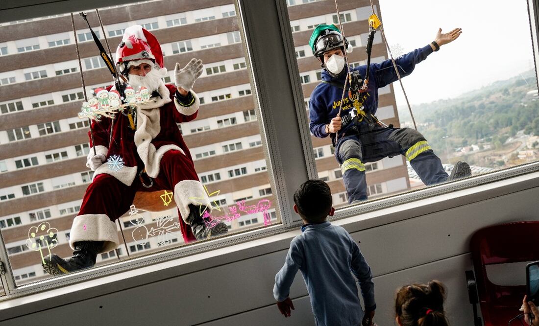 Papá Noel pone a prueba su capacidad de acción antes que llegué la Navidad. Foto: EFE/ Enric Fontcuberta