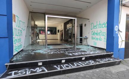 Tras presunta agresión sexual contra alumna, feministas vandalizan escuela en Toluca