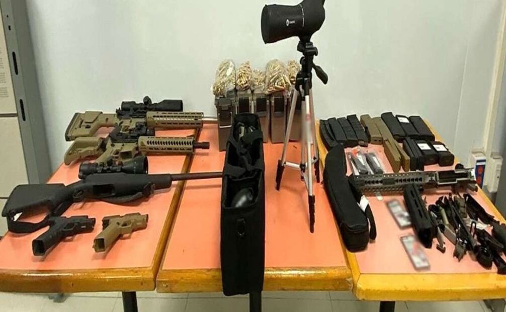 Le confiscaron tres armas largas, dos armas cortas, 19 cargadores, dos mil 95 cartuchos útiles de diferentes calibres, tres miras telescópicas para armas y un telescopio. Foto: Especial