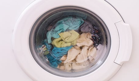 Cómo desinfectar la ropa que no se puede lavar con agua caliente 