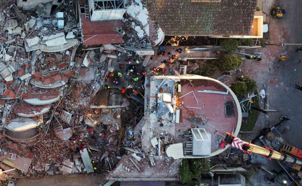 Bomberos y rescatistas buscan sobrevivientes entre los escombros del hotel Dubrovnik parcialmente derrumbado, en Villa Gesell, Argentina, el miércoles 30 de octubre de 2024. Foto: AP