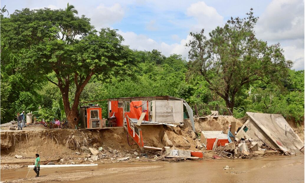 "Nos agarró de improviso porque decían que [el huracán John] se iba ir para Oaxaca, cuando de repente empezó a llover más fuerte y la primera casa que se llevó fue la de mi vecino, y cuando el agua se llevó esa, la de nosotros no aguantó”, dijo la señora Verónica López. Foto: Valente Rosas/EL UNIVERSAL