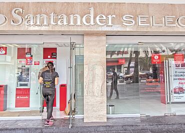 S&P: ganancias de los bancos pueden caer 50% en 2020