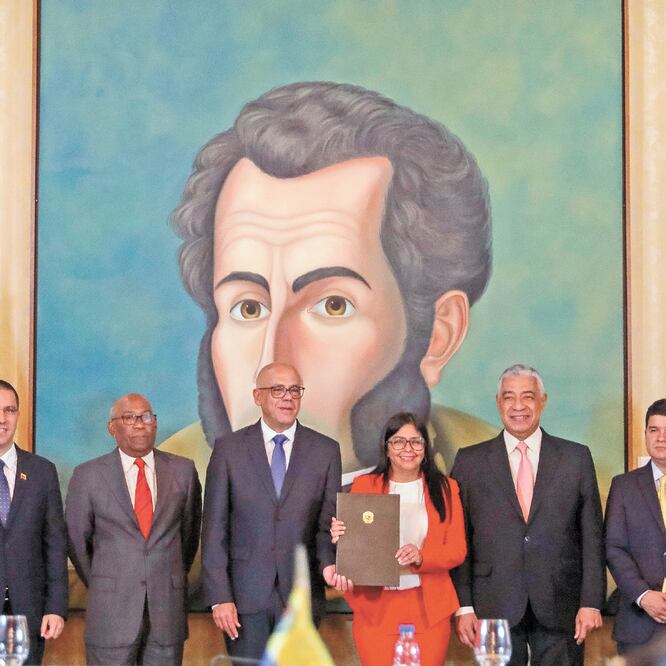 Los dirigentes políticos de la oposición ayer durante la firma del acuerdo con funcionarios del gobierno de Nicolás Maduro. RAYNER PEÑA. EFE