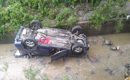 Cae camioneta a canal donde fue arrastrada Ana Karen en Tlalnepantla