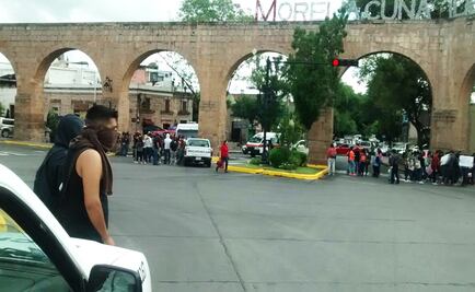 Normalistas toman vehículos y realizan bloqueos en Morelia