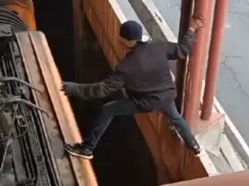 VIDEO Nuevo incidente en Metro de CDMX: sujeto sube al techo de un convoy en estación Guelatao de la Línea A; fue detenido