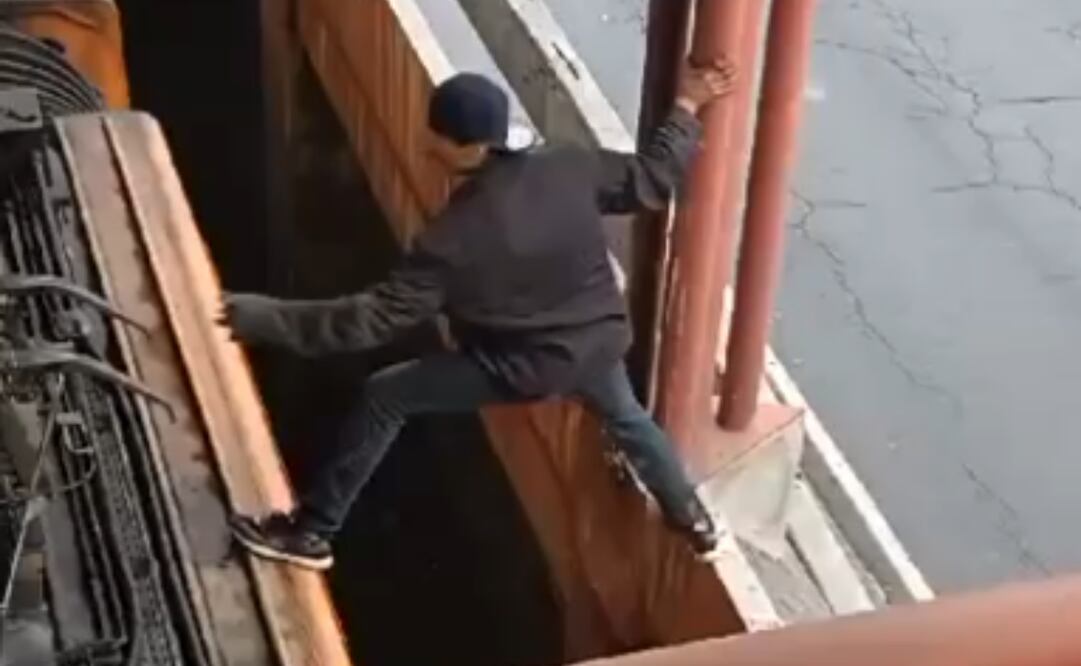 La Secretaría de Seguridad Ciudadana detuvo a un hombre que subió a la barda perimetral y al techo de un vagón del tren, en la estación Guelatao del Metro (20/11/2024). Foto: Especial