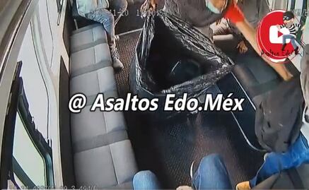 Sujetos asaltan combi en Ecatepec y se llevan hasta una bolsa de basura para cargar lo robado