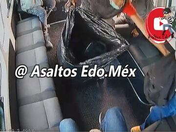 Sujetos asaltan combi en Ecatepec y se llevan hasta una bolsa de basura para cargar lo robado